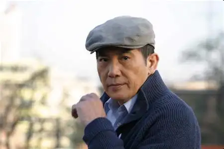 秦汉年近七旬为子助阵练篮球称不愁儿子婚事