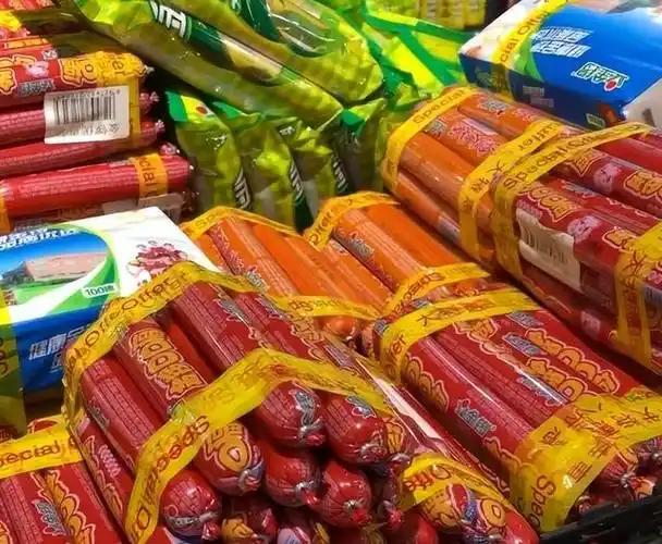 当我们走进超市时,常常会看到火腿肠摆放在货架上,其中有的被装在塑料