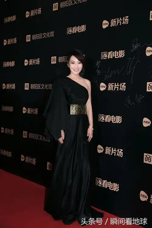 闫妮亮相某活动,黑色宽松连衣裙看上去很美!