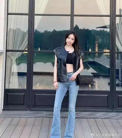 潘玮柏的老婆宣云,身材不错,脸实在记不住