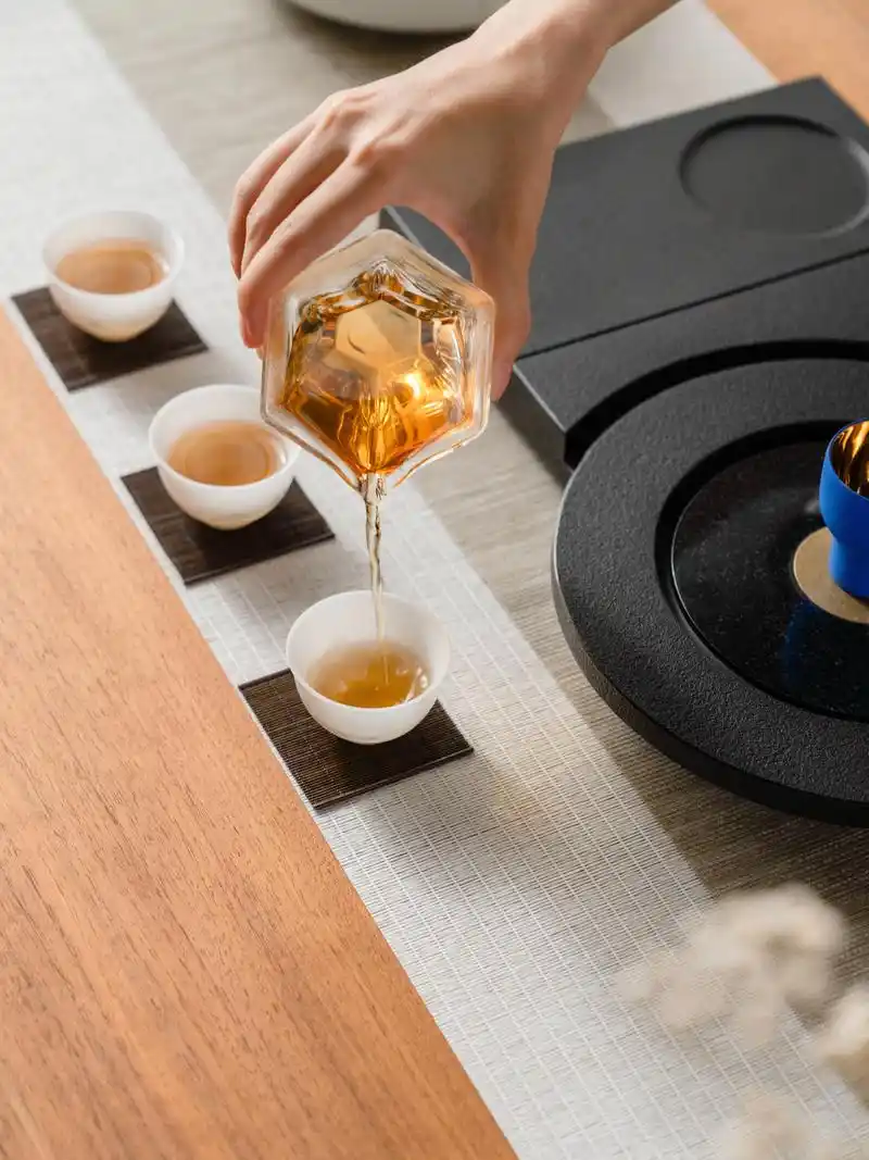 轻握一杯茶,世间忧虑日渐消散.  - 抖音