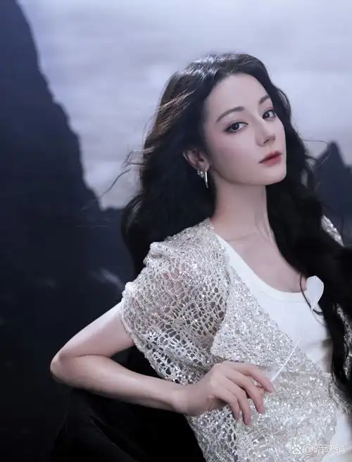 迪丽热巴品牌活动造型,白色连衣裙搭配juana martn 2024秋冬高级定制