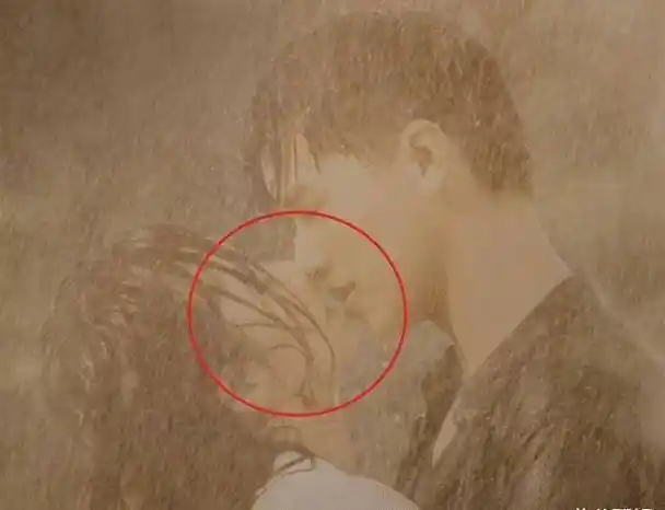 原创谭松韵拍吻戏和搭档雨中吻到忘情还记得大明湖畔的陆绎吗