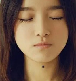脖子上的痣容易让人看到的,那么女人脖子前面有痣代表什么,女人脖子