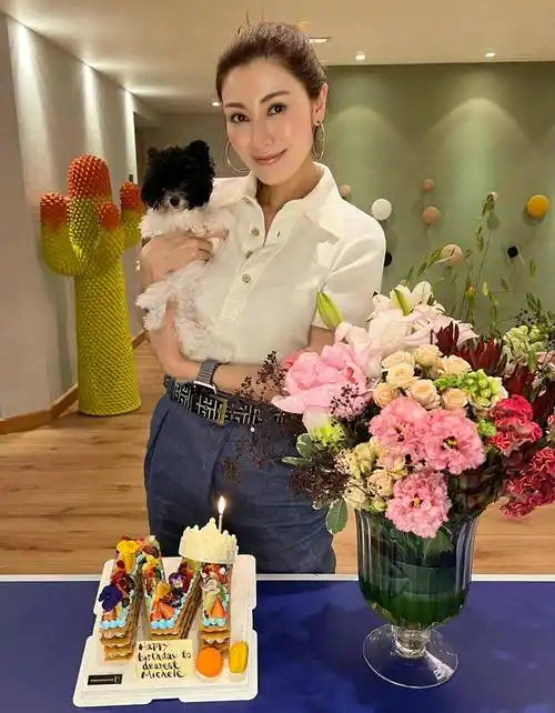 李嘉欣经常分享狗狗的照片.今年生日时,她还分享了与狗狗的合照.
