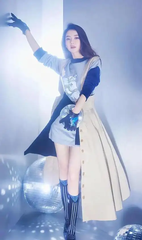 买进口矿泉水只为冲奶粉?一瓶香水可抵北京一别墅,戚薇多有钱?