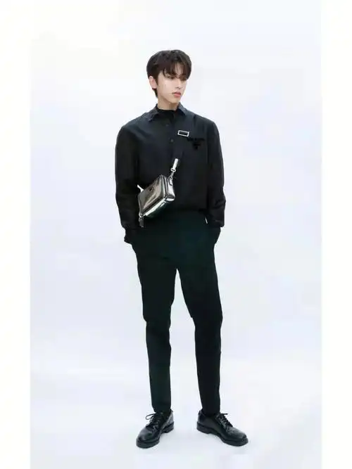 蔡徐坤的腿长绝了