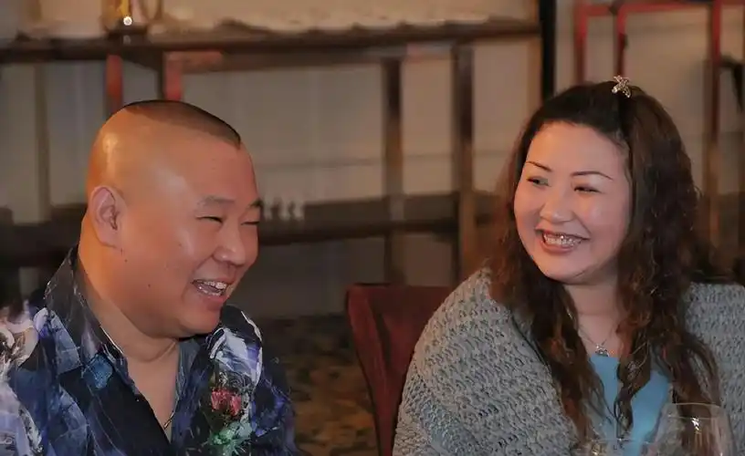 郭德纲晒全家福为妻子庆生,弟弟肚子超大,被郭麒麟牵手兄弟情深