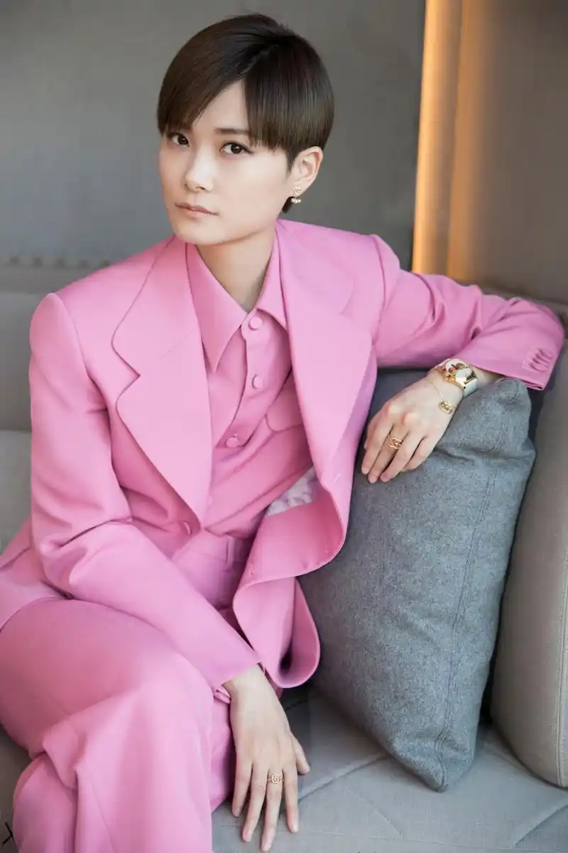 穿上粉西装,戴上gucci腕表首饰2018新品的李宇春又帅出了新高度