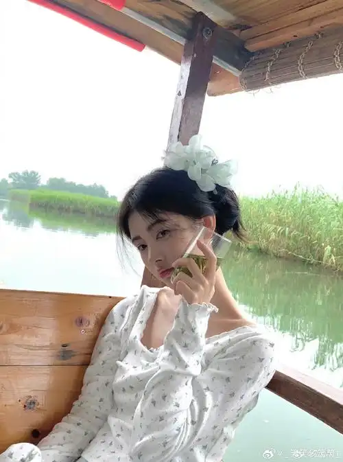 鞠婧祎超话jjy#鞠婧祎千香引#jjy#鞠婧祎姜黎非#    "月光透光窗 光撒