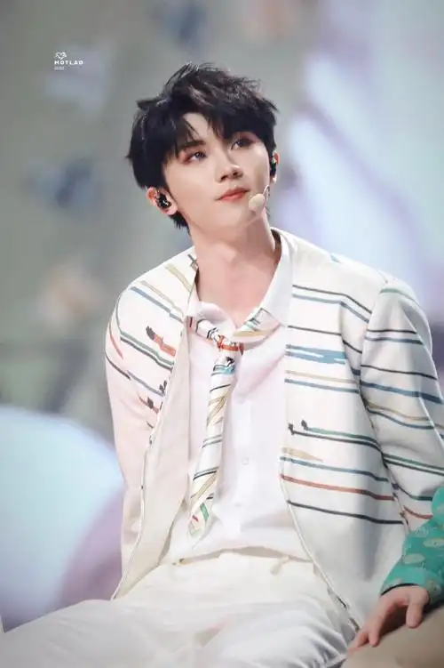 马嘉祺叁重楼暨出道四周年演唱会##时代少年团今天换妆造了