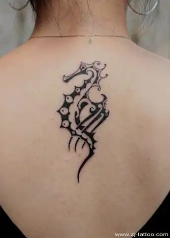 海马文身图案:后背图腾海马纹身图案图片