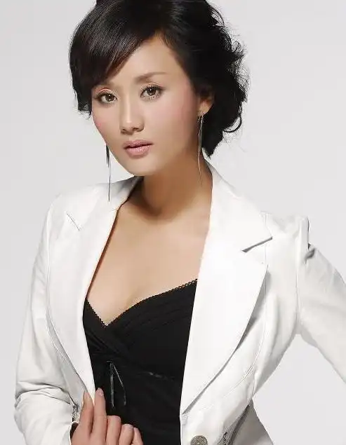 李颖的女儿叫做金紫薇,就是紫薇格格的那个紫薇.