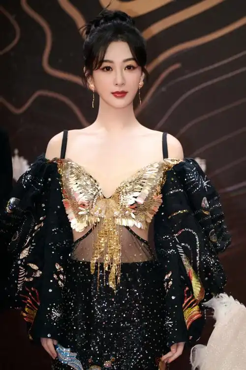 杨紫超话#腾讯视频星光大赏#抖落几张boss@杨紫红毯星光相伴,又是为"