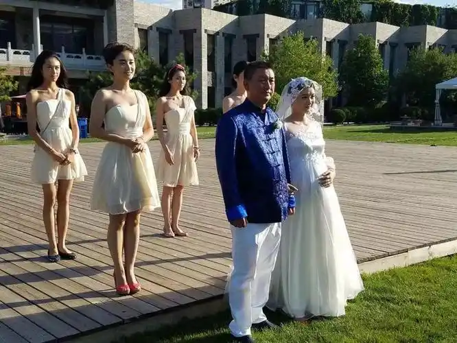 斓曦的老公是中国最有名的音乐才子程祥,是一位搞音乐的创作型歌手.