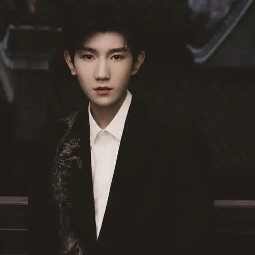 王源高清九宫格帅图分享,是高贵的小王子没错了