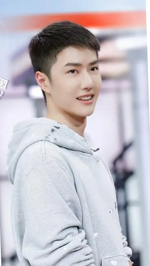 王一博近照曝光,身材消瘦疑似心情不佳,网友直呼:好心疼!