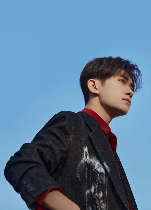 破洞牛仔外套#易烊千玺发布会造型图红色衬衫 牛仔破洞外套潮流帅气!