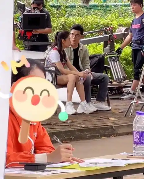 少年派2拍摄现场曝光赵今麦双腿瘦一圈上大学后更显成熟