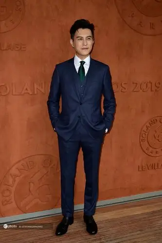 靳东亮相法网 西装革履气质出众