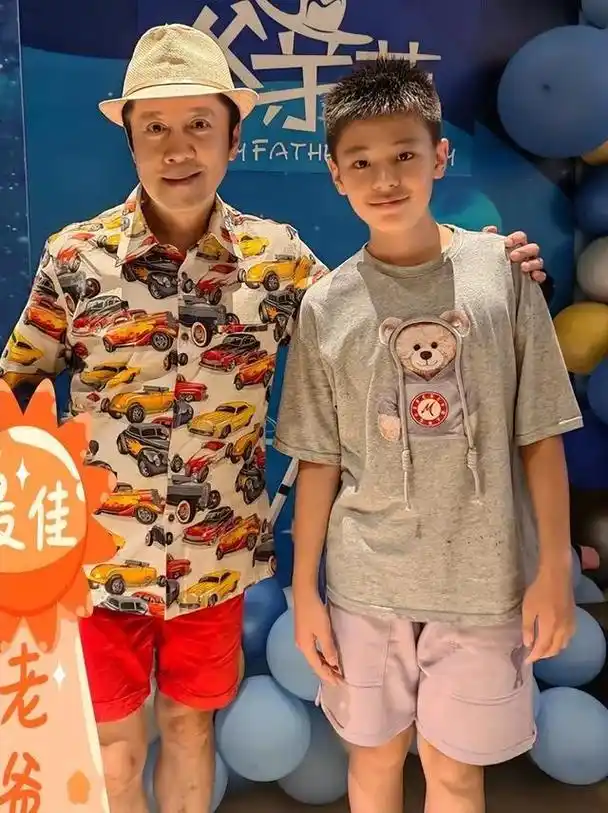 蔡国庆儿子庆祝小学毕业,连续6年全科免考,12岁身高赶上爸爸