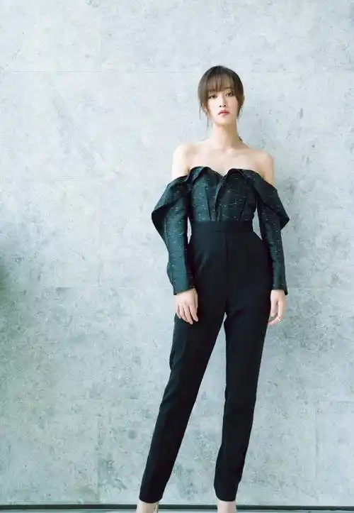 蓝盈莹真不愧是秀肩女王,香肩半露才时尚,这样穿更有女人味