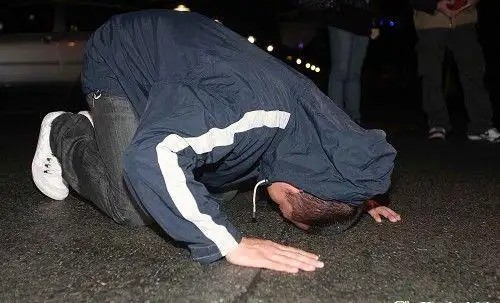 友寄隆辉愿承担makiyo刑责 磕头跪地4分钟致歉_新闻台_中国网络电视台