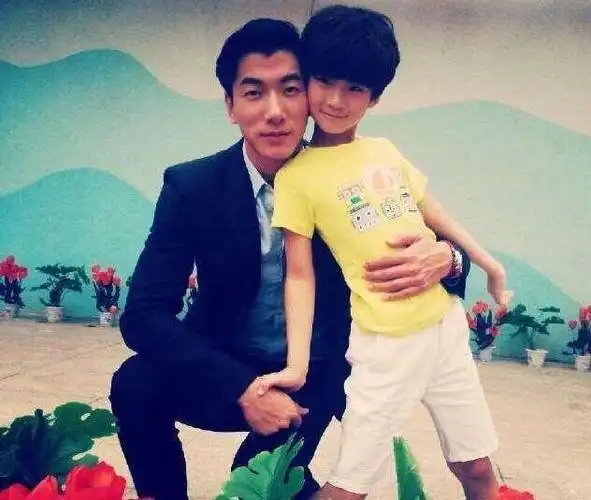 36岁张亮老婆近照隐藏15年不舍得曝光原来天天妈妈这么漂亮的