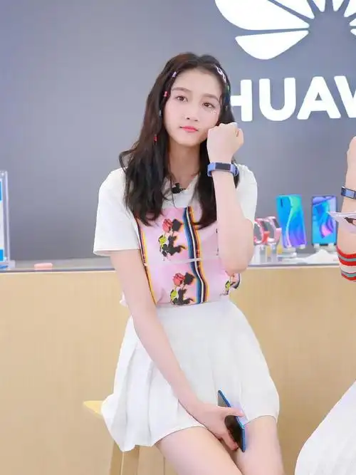 李兰迪学关晓彤打扮彩色发夹造型走机场到底谁更有少女感