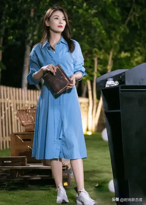 被刘涛惊艳到了满屏都是裙子运动鞋搭配时髦又有女人味