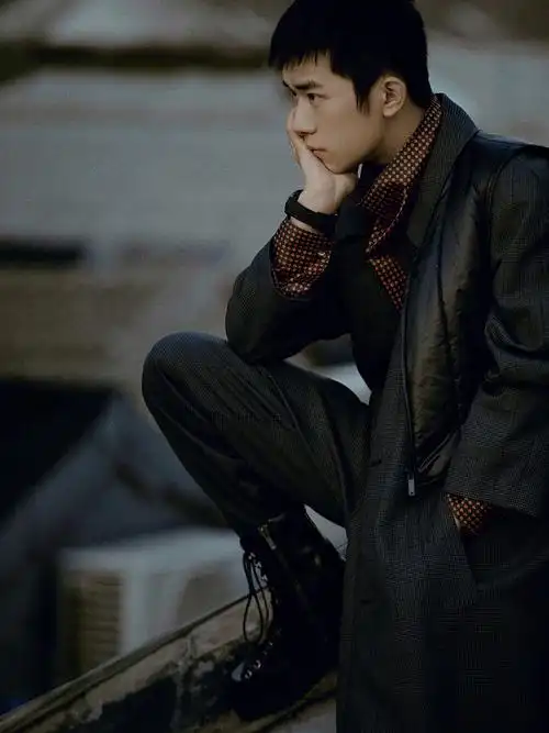 易烊千玺头顶荷叶帽气质淡然 手执折扇静享悠闲时光