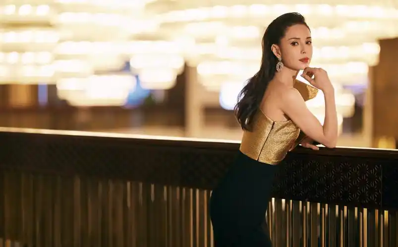 分享一组李若彤图片给大家,图中的明星图片壁纸会点缀你的电脑桌面