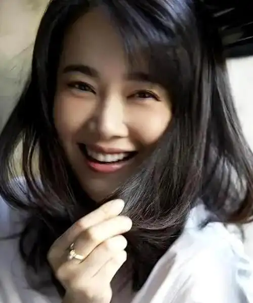 与照片同时发布的是一段短视频,视频中左小青坦然地谈论着自己对待