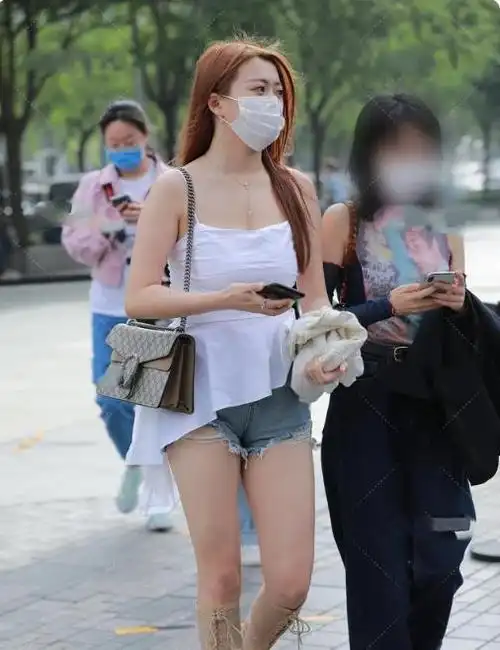 白色花边吊带搭配浅色超短裤尽显性感