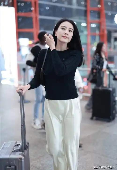 机场偶遇44岁的高圆圆!黑白穿搭经典耐看,举手投足尽显女神范儿