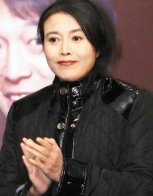 80年代改革开放后,开放的思想也逐步影响了年轻人,丁嘉丽就是其中之一