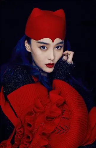 张馨予曝光了一组圣诞节日大片,照片中张馨予头戴别致红色帽子,身着不