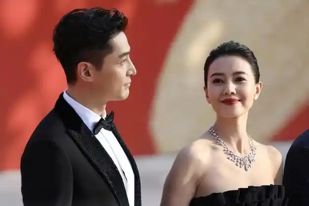 北影红毯:林志玲风情万种,张歆艺水蛇腰,内娱年轻女星千娇百媚