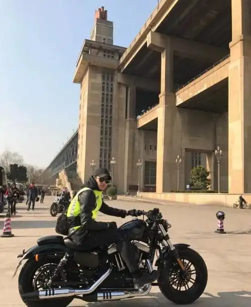 这个军艺校草火了八块腹肌低音炮又仙又美比小鲜肉强