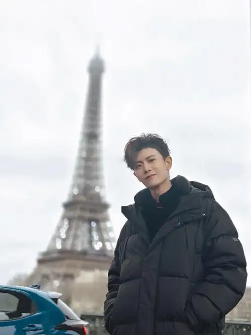 任嘉伦巴黎出发机场路透