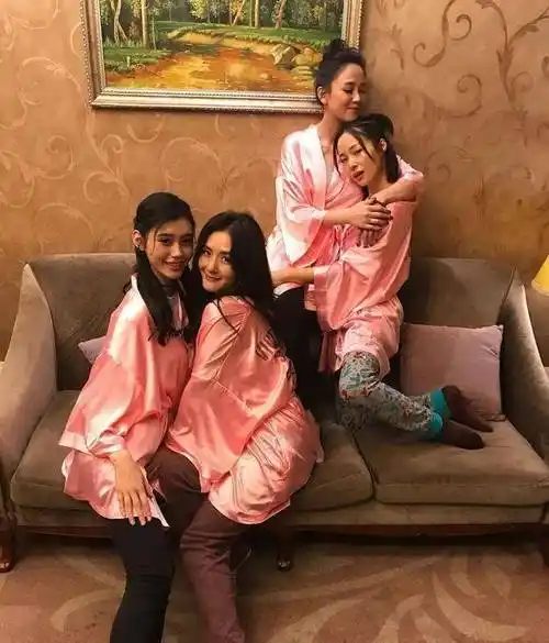 陈坤曾经也晒出过与众同学和老师崔新琴的聚会照,就问你厉不厉害,一群