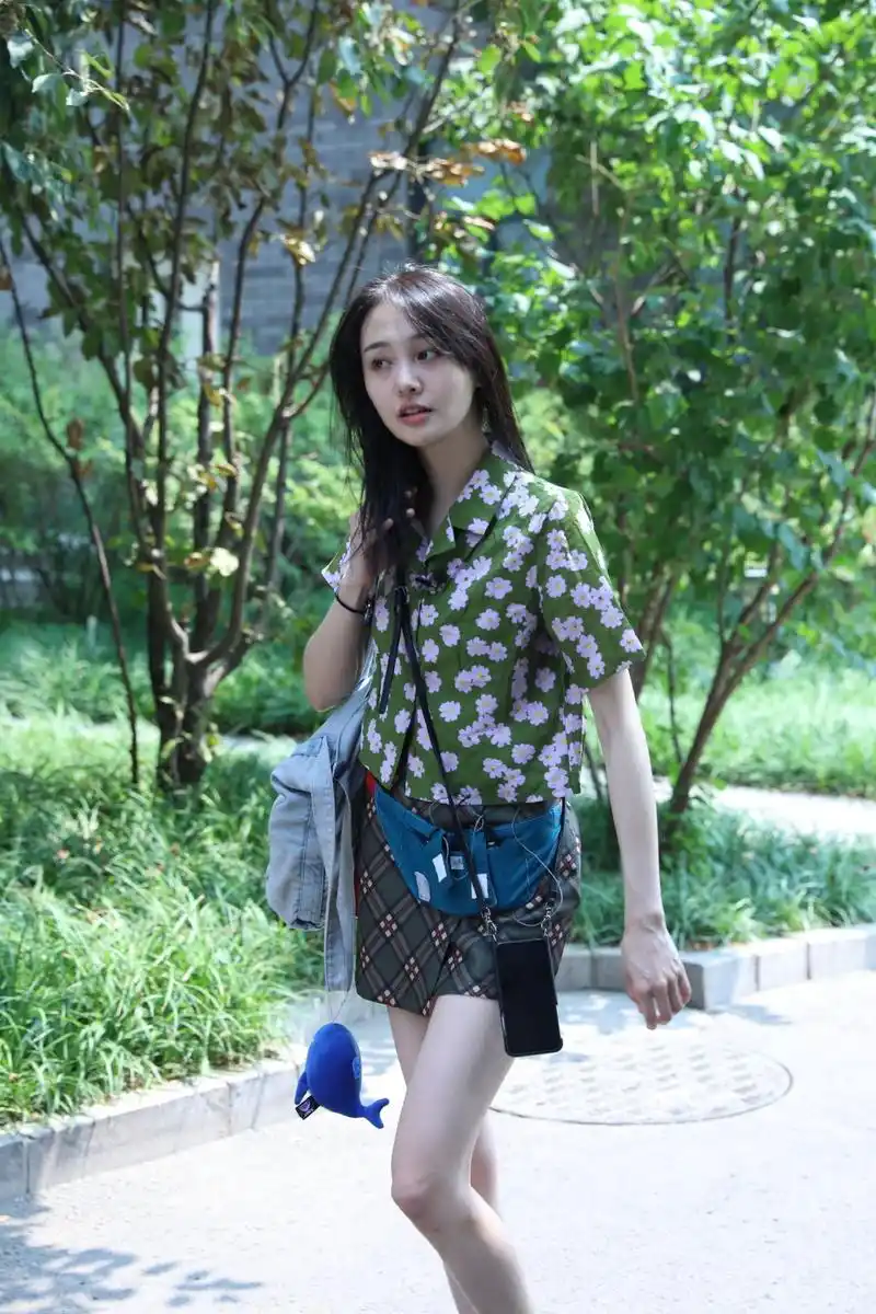 郑爽与妈妈同框,炫腹后又穿短裙秀腿,妈妈扎丸子头颜值太年轻