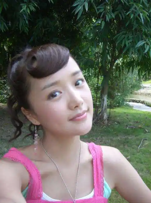 最后是年纪最小的黄安仪,剧中的小魔仙,长大后的她可以用脱胎换骨来