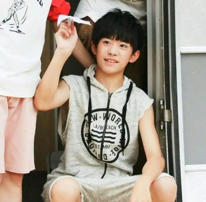 易烊千玺背心成长史,从肉嘟嘟呆萌蜕变到荷尔蒙爆棚,太撩人!_小时候