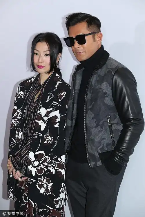 古天乐墨镜遮面手插口袋秒变大哥范儿 郑秀文穿花裙搭白靴优雅万分