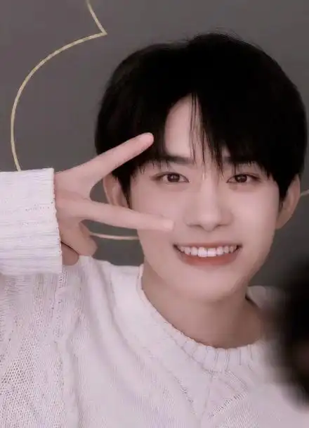 他带着可爱的小酒窝来啦,这么呆萌可爱的易烊千玺你确定不来认领吗?