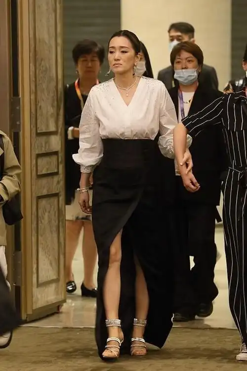 65年的巩俐生图状态真挺好穿包臀开叉裙秀肉感身材超迷人