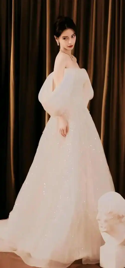 女明星白色深v露背礼服纯洁高贵妥妥的白天鹅