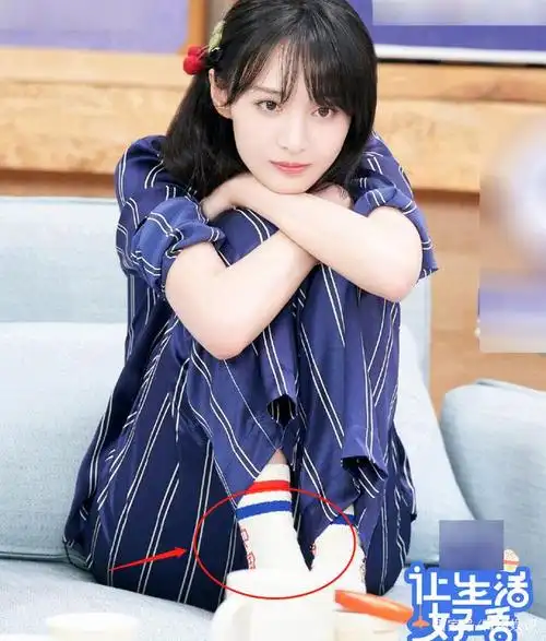 郑爽穿睡衣录制节目,脚上的袜子却太抢镜,看清款式我爱了