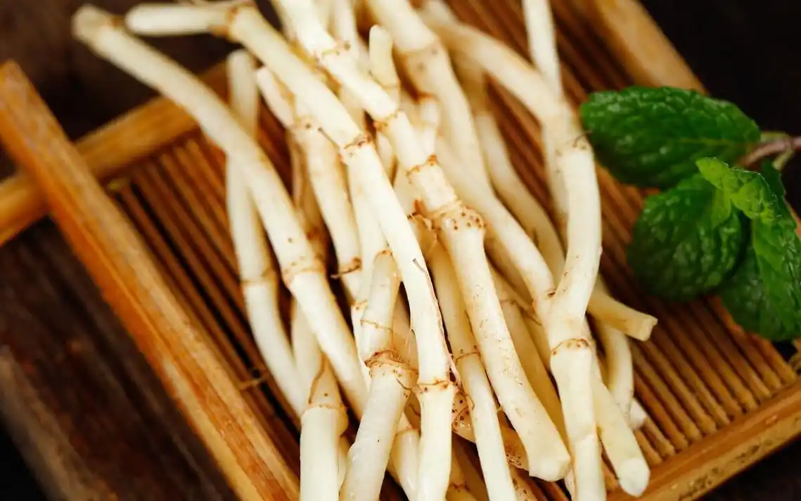 1 / 6 鱼腥草,又名折耳根,是一味中草药,具有消炎,利尿,解毒之功能,在